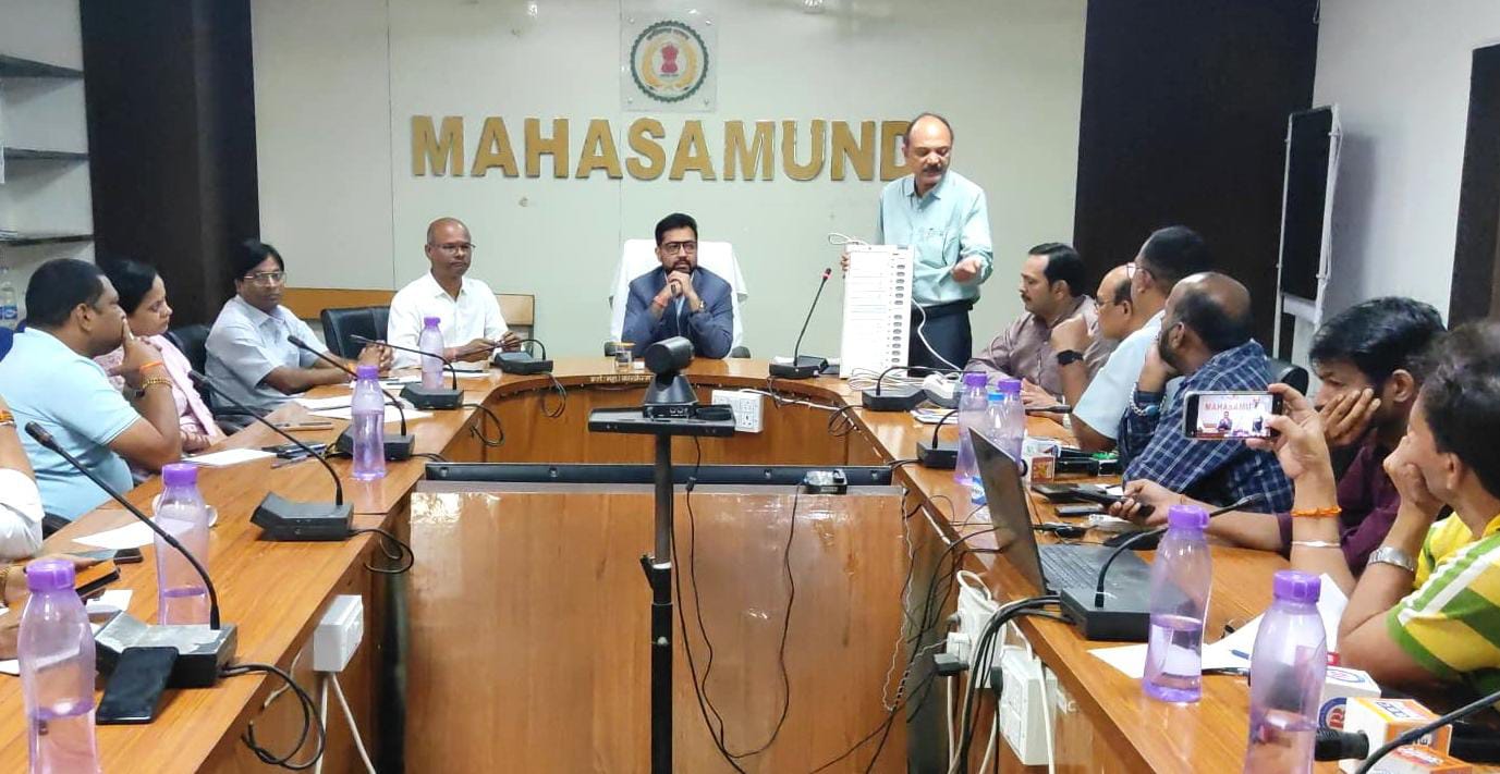महासमुंद : मीडिया प्रतिनिधियों के लिए आयोजित हुआ ईवीएम डेमो ... - CG Sandesh