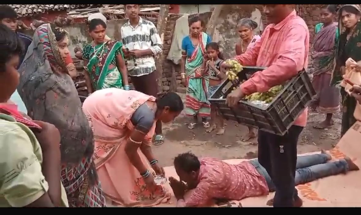अनोखा चुनाव प्रचार! साष्टांग दंडवत कर वार्ड की परिक्रमा कर र... - CG Sandesh