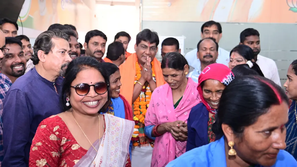 महासमुंद : स्वच्छता दीदियों व सफाई मित्रों ने मांग पूरा होने... - CG Sandesh