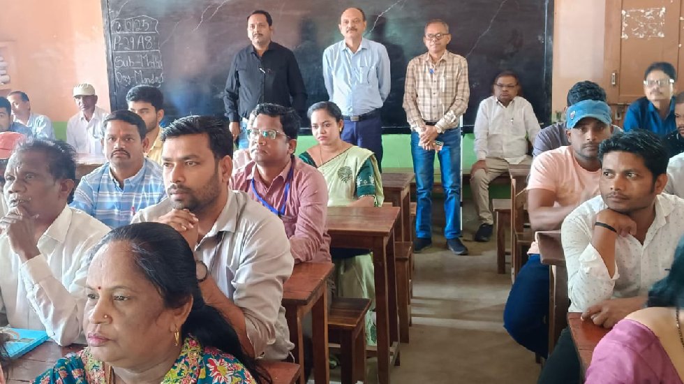 महासमुंद : मतदान दलों को सामग्री वितरण तथा वापसी के संबंध मे... - CG Sandesh
