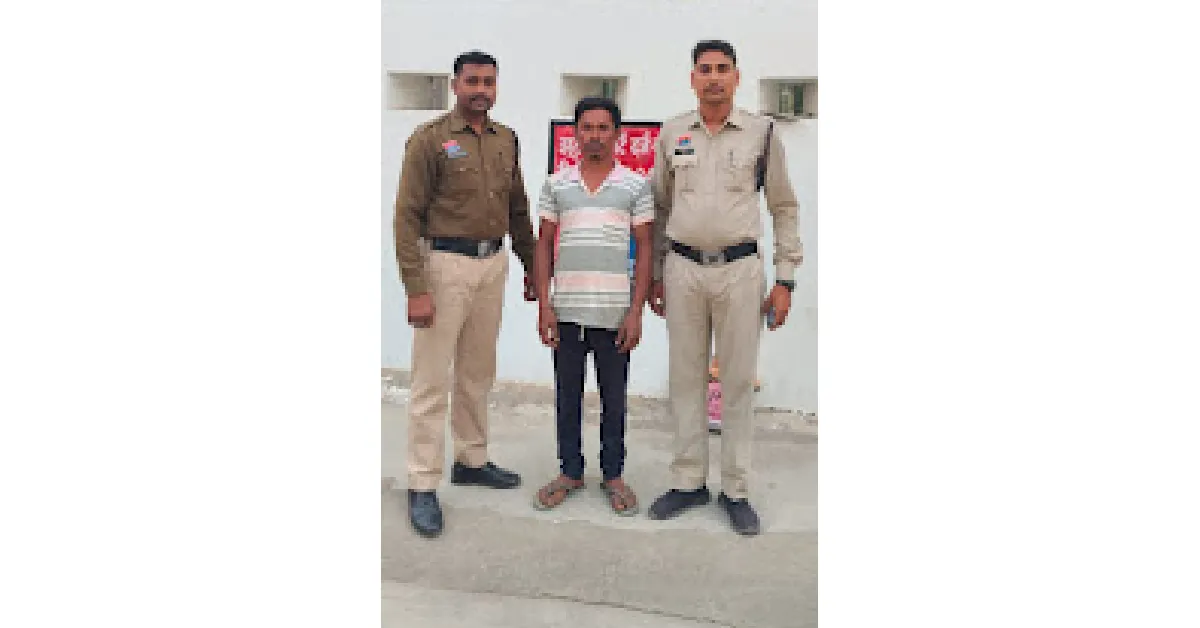 पिथौरा : टोगोपथरा के चिकन दुकान से 53 नग महुआ शराब जप्त - CG Sandesh