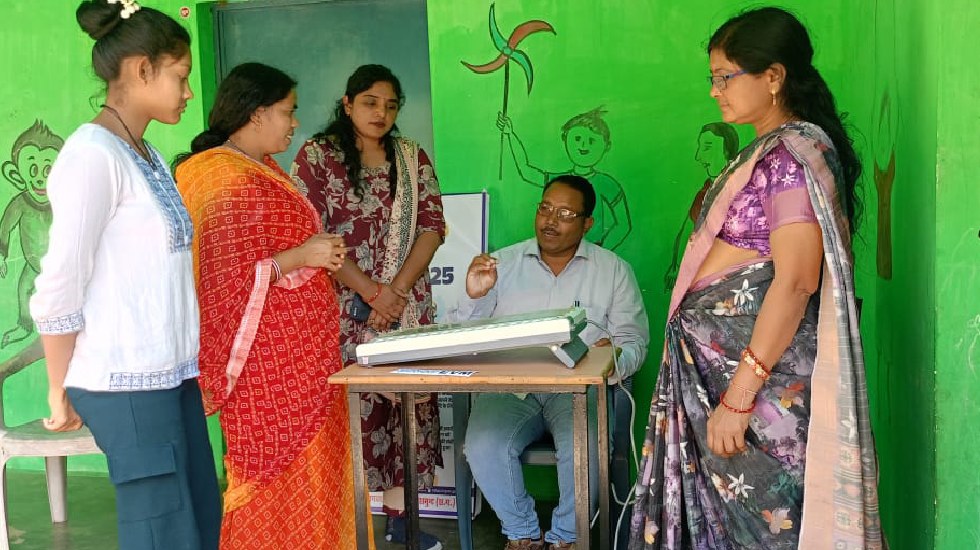 बागबाहरा वार्ड 2 में दिव्यांग मतदाताओं सहित अन्य मतदाताओं को... - CG Sandesh