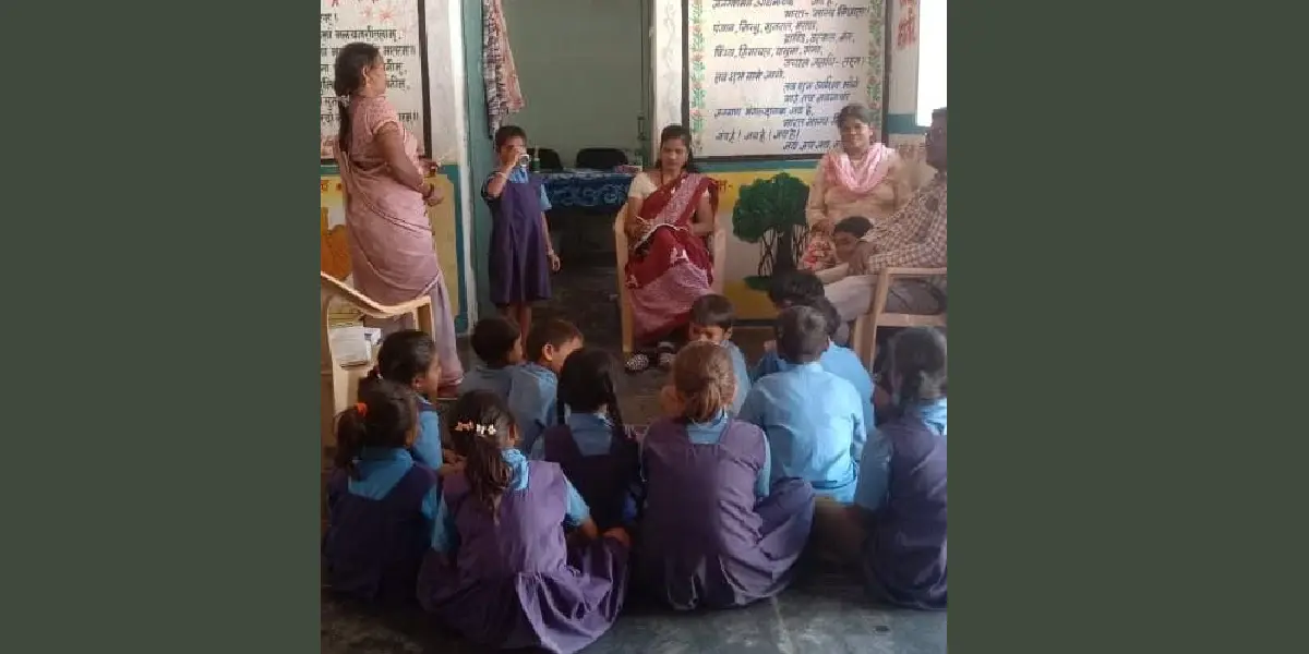 पिथौरा : शासकीय प्राथमिक शाला हरदी में फाइलेरिया की दवा खिला... - CG Sandesh