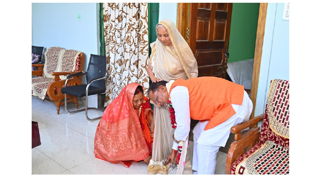 मुख्यमंत्री विष्णुदेव साय ने 61वें जन्मदिवस पर अपनी माता से ... - CG Sandesh