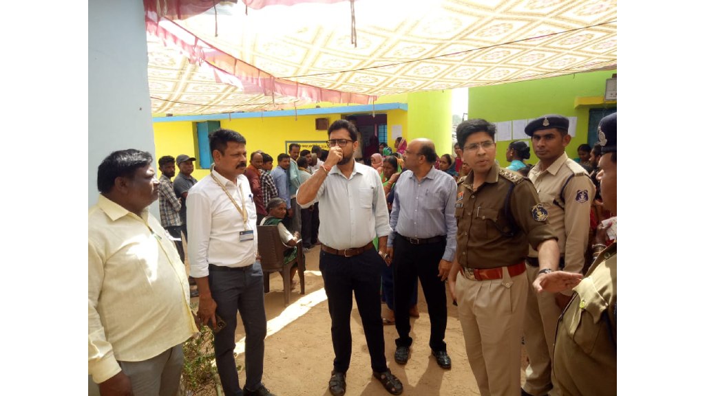 कलेक्टर एवं जिला निर्वाचन अधिकारी लंगेह ने बागबाहरा के मतदान... - CG Sandesh