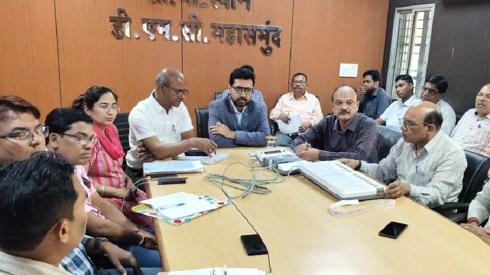 महासमुंद : कलेक्टर लंगेह ने सेक्टर अधिकारियों को सावधानी के ... - CG Sandesh