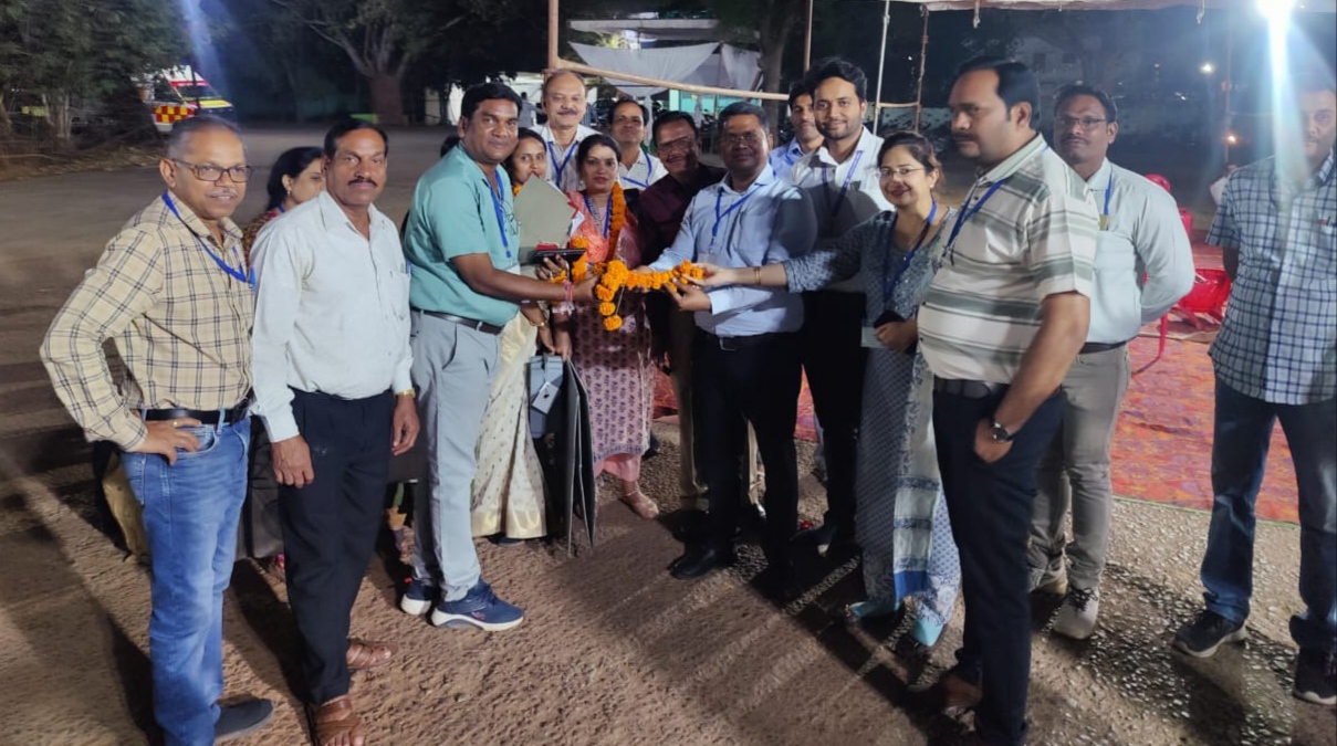 महासमुंद : मतदान दलों की सकुशल वापसी, गुलदस्ता देकर किया स्व... - CG Sandesh