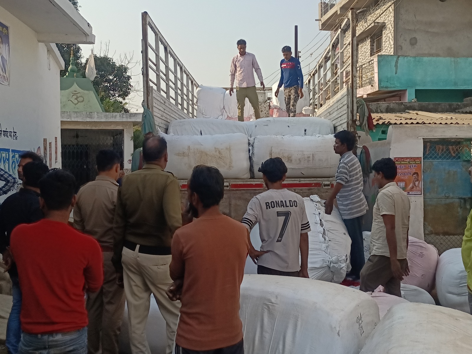 महासमुंद : पुलिस ने पकड़ा कंबल से भरा ट्रक, चुनाव में खपाने की आशंका !