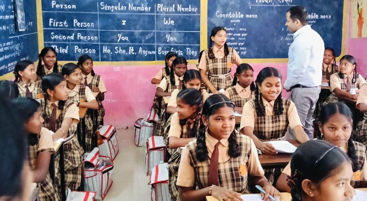 CG NEWS : पढ़ाई में कमजोर मिले छात्र, दो शिक्षक निलंबित, दो क... - CG Sandesh