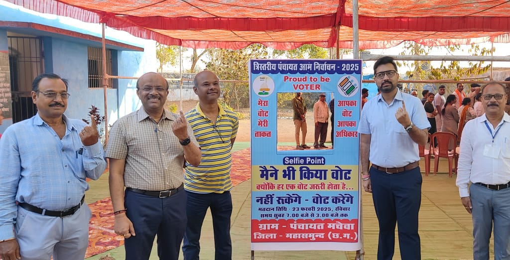 महासमुंद : कलेक्टर एवं सीईओ ने किया लाइन में लगकर  मतदान, व्... - CG Sandesh