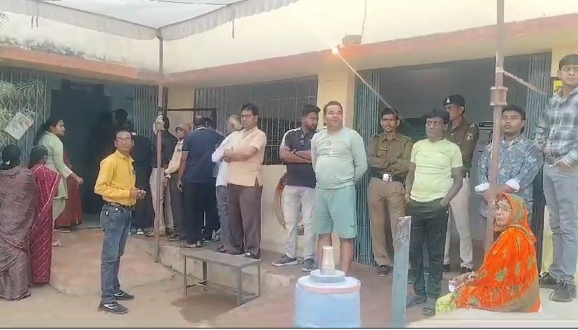 महासमुंद : नगरीय निकाय चुनाव : मतदात की प्रक्रिया शुरू, कुछ बूथों पर EVM मशीन खराब