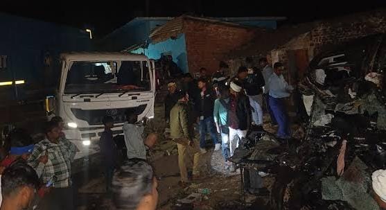 CG: ट्रेलर और कार में भिड़ंत, छत्तीसगढ़ से महाकुंभ जा रहे छह लोगों की मौत