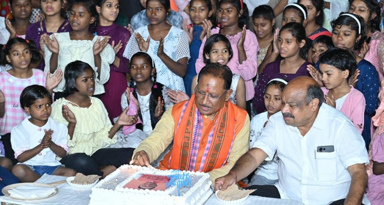 CG : मुख्यमंत्री ने बालिका गृह पहुंचकर मनाया जन्मदिन, कंप्यू... - CG Sandesh