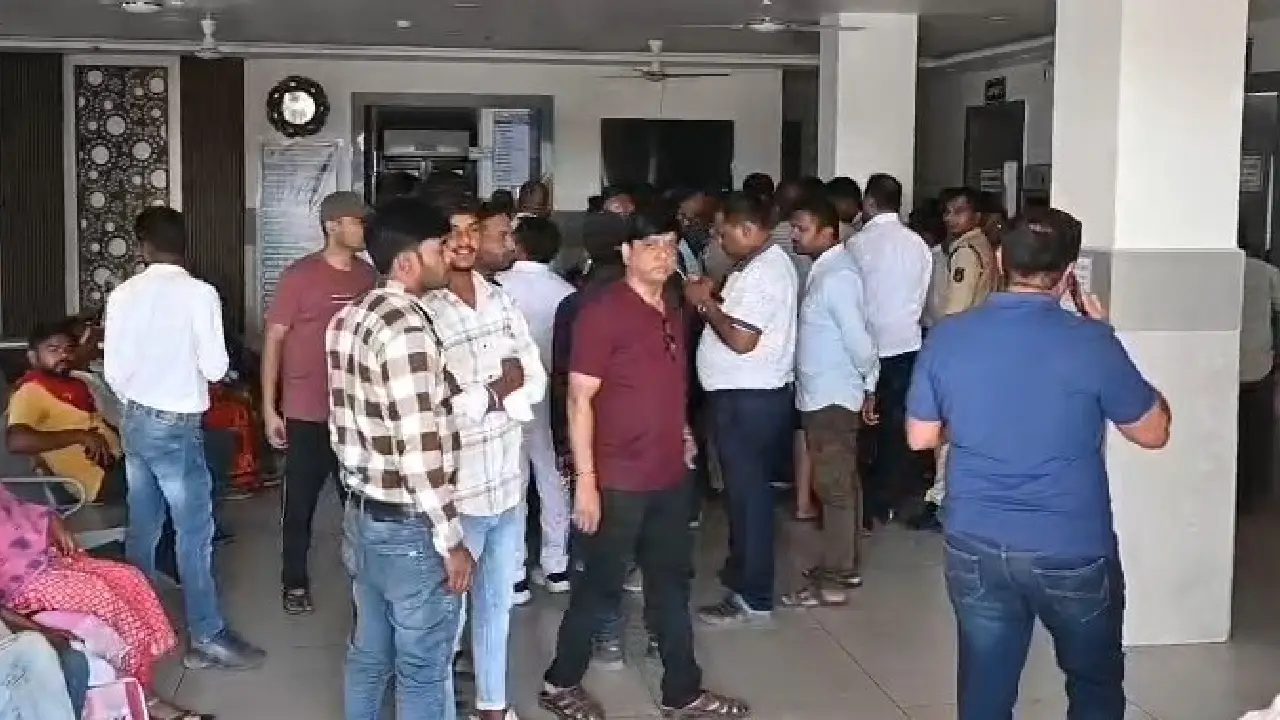 CG : डॉक्टर पर महिला से छेड़छाड़ का आरोप, अस्पताल परिसर में ... - CG Sandesh