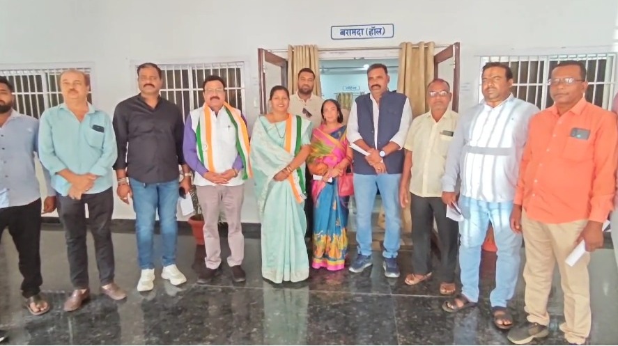 महासमुंद : कांग्रेसियों ने जिला प्रशासन पर लगाया सत्ता पक्ष के दबाव में चुनाव की तारीख में बदलाव करने का आरोप
