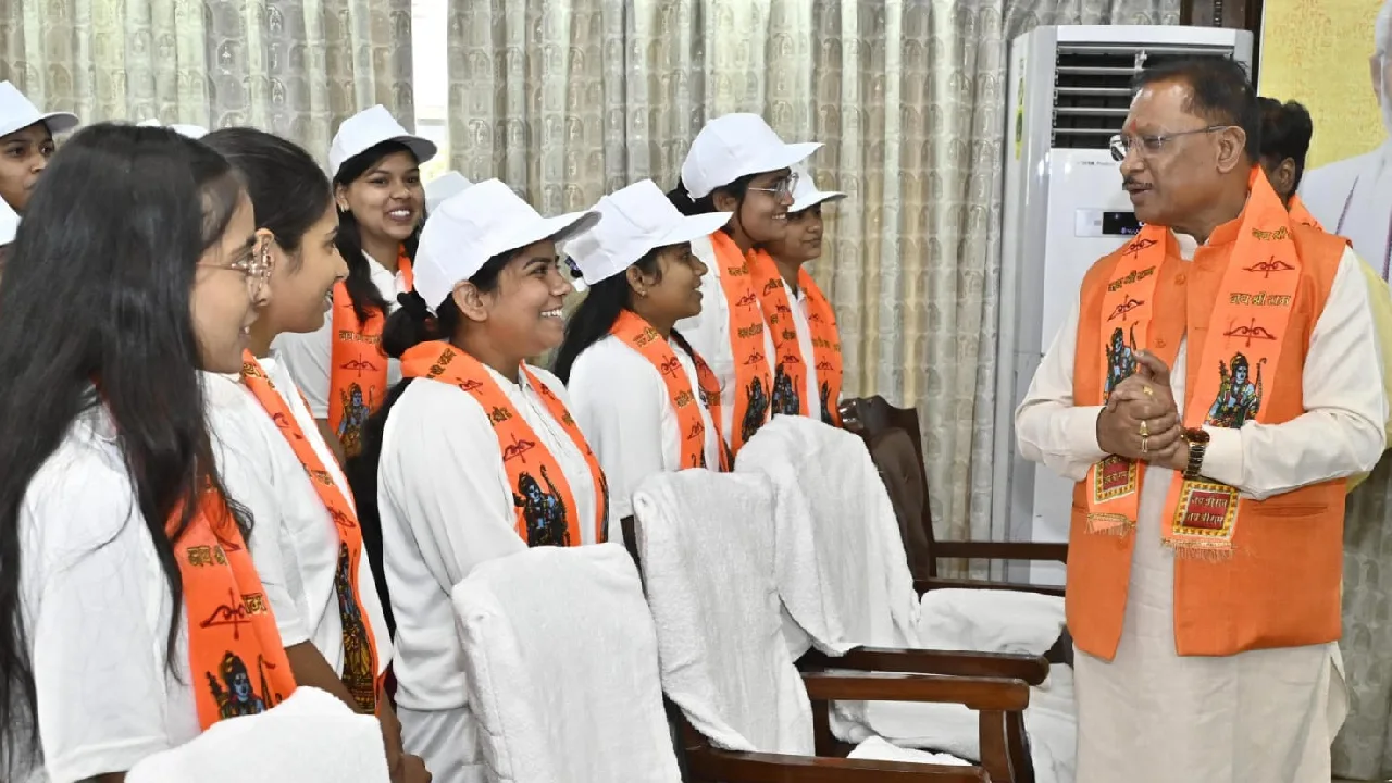 मुख्यमंत्री विष्णु देव साय ने बालिकाओं के साथ सुनी 'मन की बा... - CG Sandesh