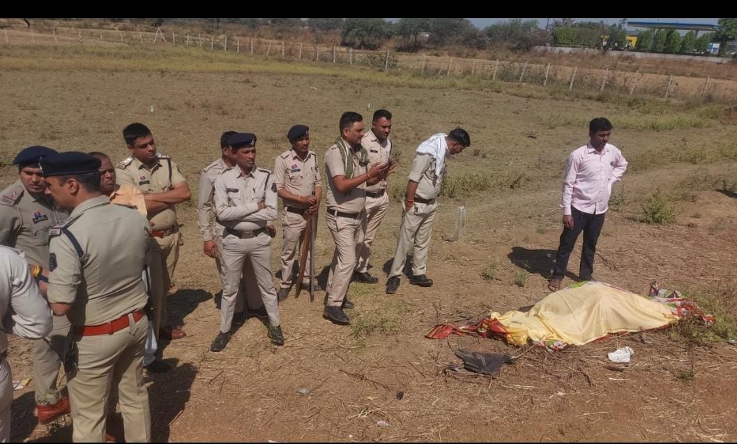 CG : विवाह समारोह से घर लौटते समय अनियंत्रित ट्रक ने माजदा को मारी टक्कर, मौके पर पति - पत्नी की मौत