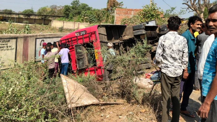 CG : बाइक सवार को बचाने के चक्कर में पलटी बस, 34 यात्री घायल... - CG Sandesh