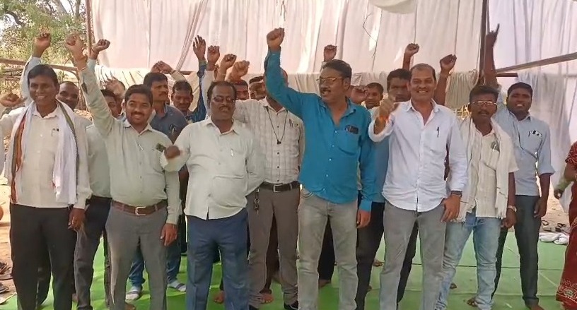 महासमुंद : शासकीयकरण की मांग को लेकर अनिश्चित कालीन हड़ताल पर बैठे 10 हजार से अधिक सचिव