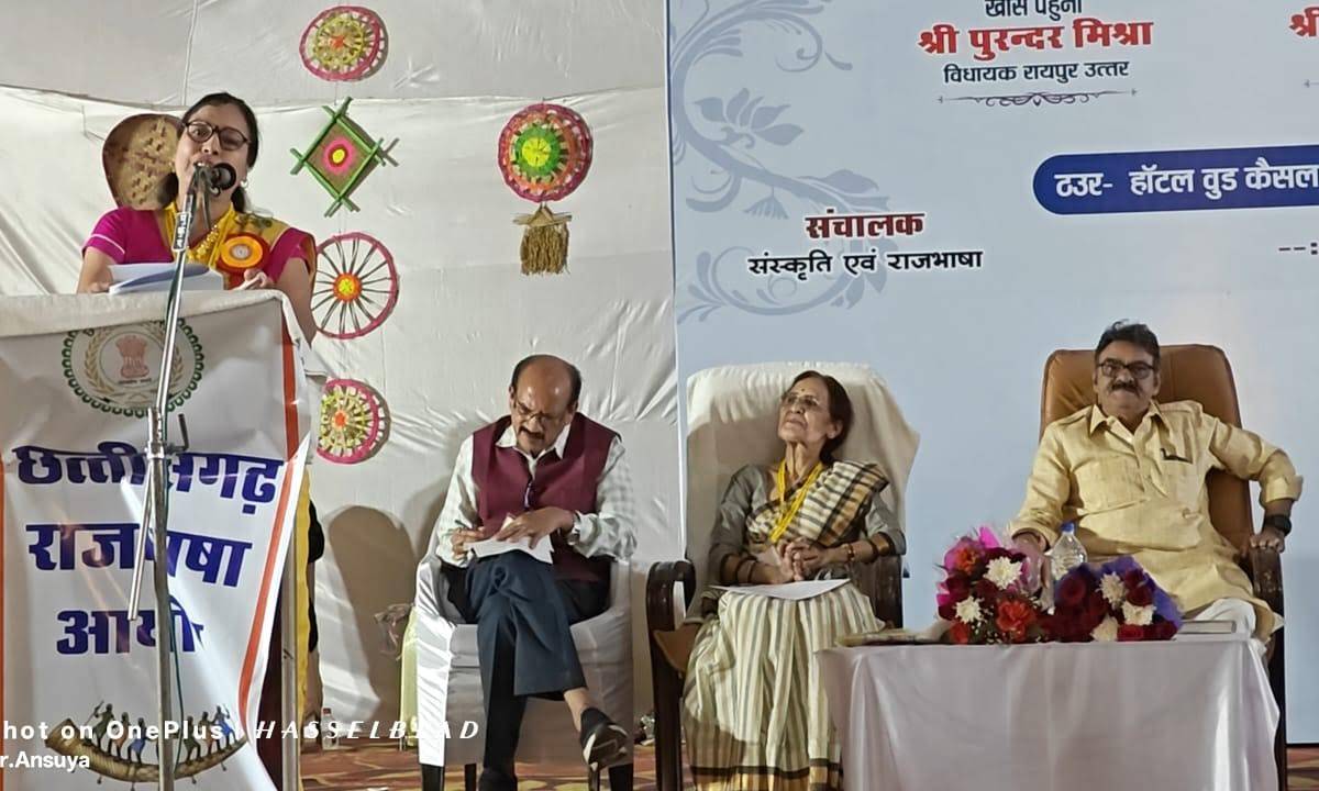 कवि की जुबां से हर शब्द हरसिंगार के फूल जैसे झर- झर कर झरते ... - CG Sandesh
