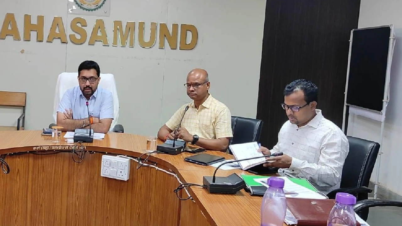 महासमुंद : कलेक्टर ने राजस्व अधिकारियों की बैठक ली, विभिन्न ... - CG Sandesh