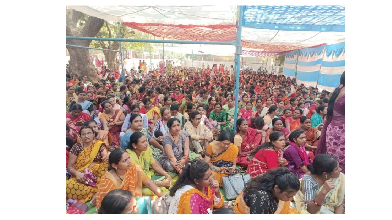 Mahasamund : 14 सूत्रीय मांगों को लेकर हजारों आंगनबाड़ी कार्यकर्ता हड़ताल पर