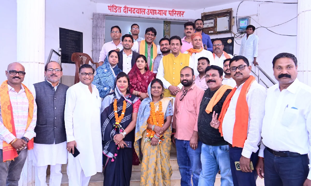 महासमुंद : नवनिर्वाचित जनपद अध्यक्ष और उपाध्यक्ष ने विधायक औ... - CG Sandesh