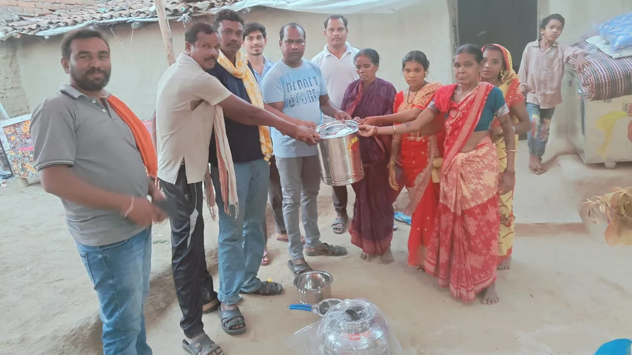 बसना : नव युवकों द्वारा गांव के बेटी की शादी में बर्तन भेंट ... - CG Sandesh