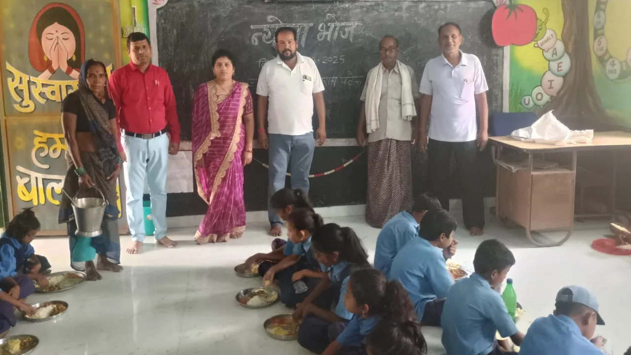 सरायपाली : शास. प्राथ.शाला बिजातीपाली में नेवता भोज का आयोजन - CG Sandesh