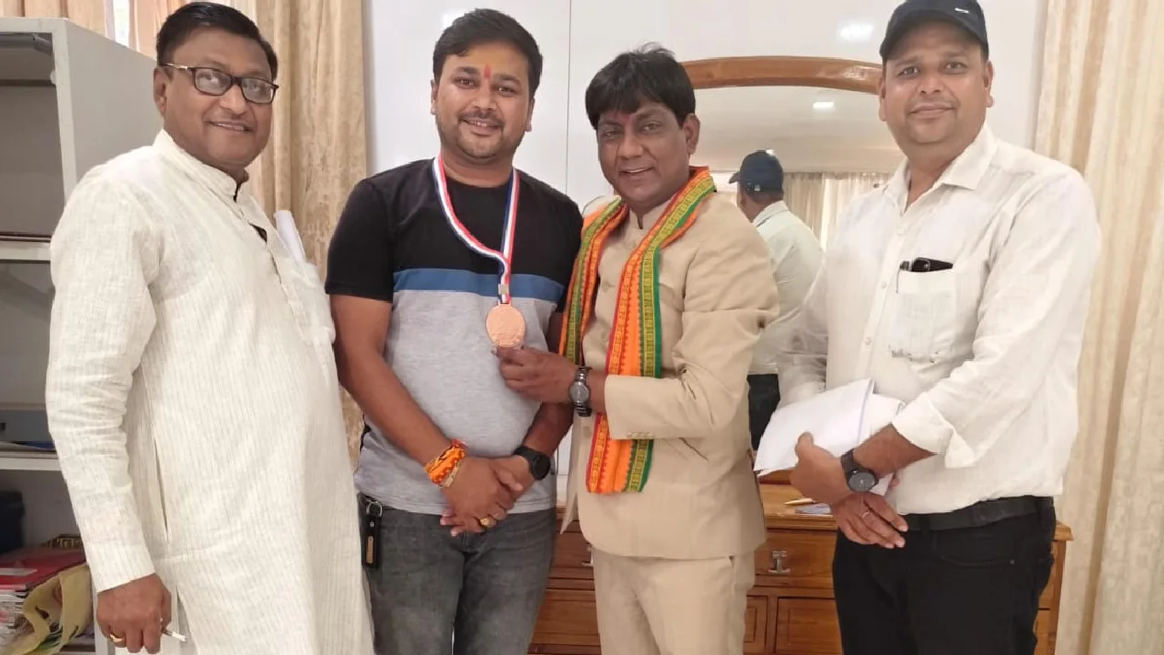 महासमुंद : वुडबॉल चैंपियनशिप के कांस्य पदक विजेता अभिषेक पां... - CG Sandesh