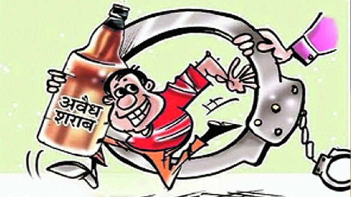 तेन्दूकोना : आम पेड़ के नीचे महुआ शराब की बिक्री करते आरोपी ग... - CG Sandesh