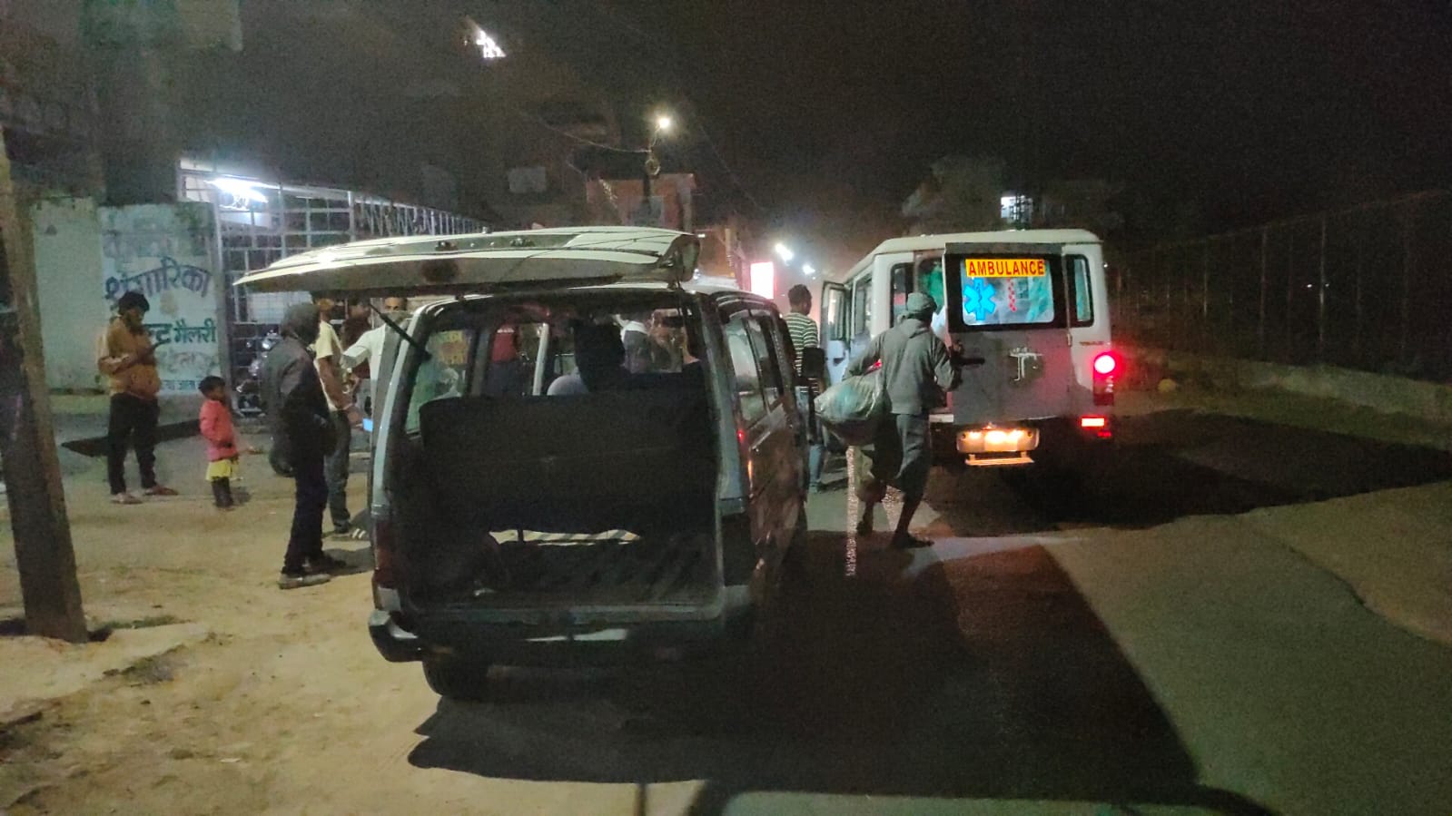 CG : गर्भवती महिला को अस्पताल ले जा रही वैन में लगी आग, महिला ने गाड़ी में ही दिया बच्चे को जन्म