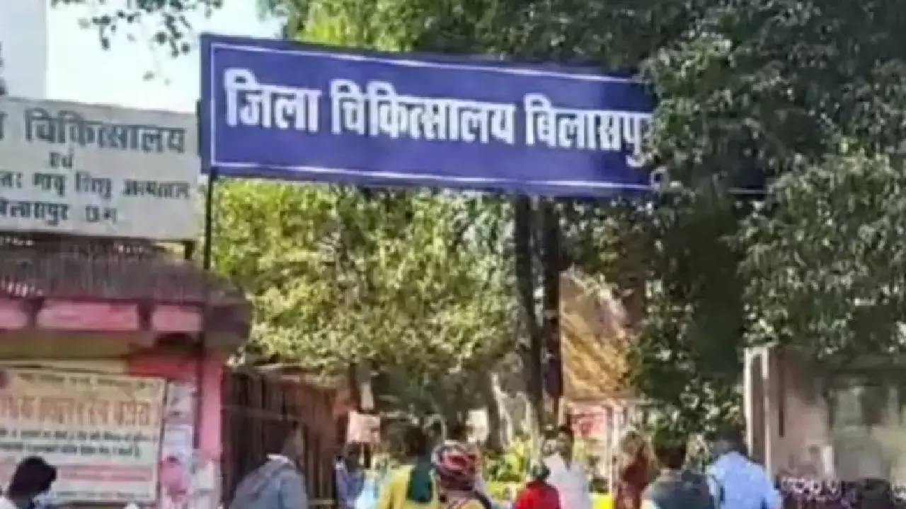 महिला डॉक्टर ने मांगा रिश्वत, परिजनों ने सिविल सर्जन से की श... - CG Sandesh