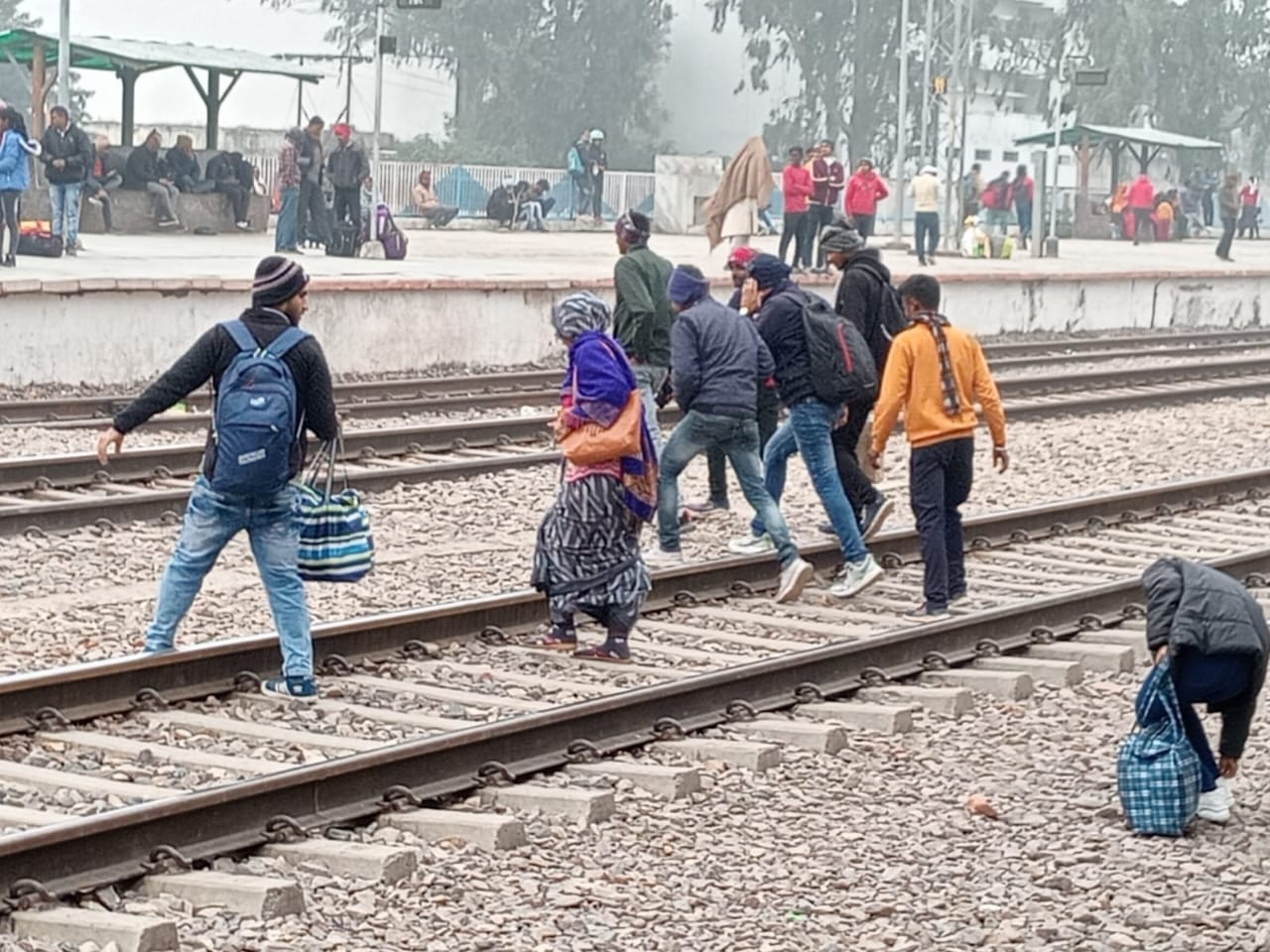 CG: रेलवे ट्रैक पार करना खतरनाक और दंडनीय अपराध - CG Sandesh