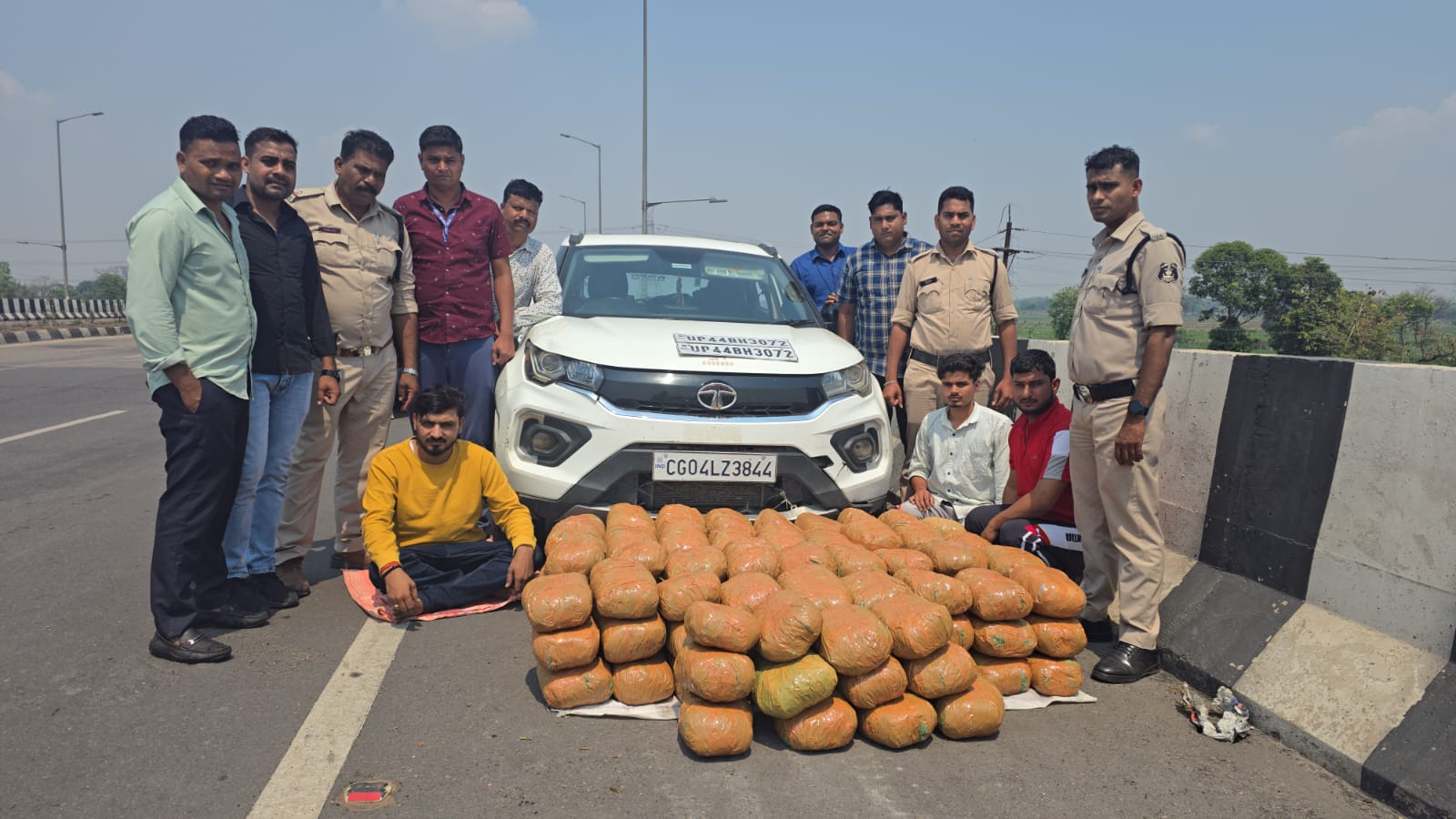 CG : कार से 100 किलो गांजा के साथ तीन अंतरराज्यीय तस्कर गिरफ... - CG Sandesh