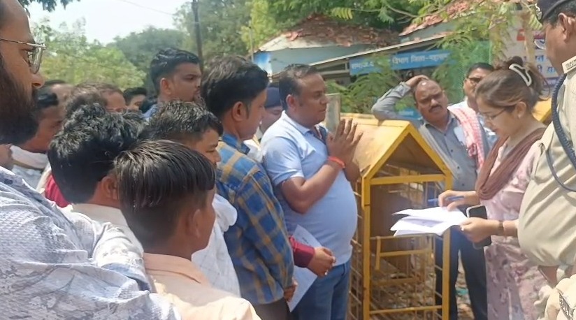 महासमुंद : अवैध शराब के खिलाफ ग्रामीणों में आक्रोश, रोक लगाने पहुंचे कलेक्ट्रेट