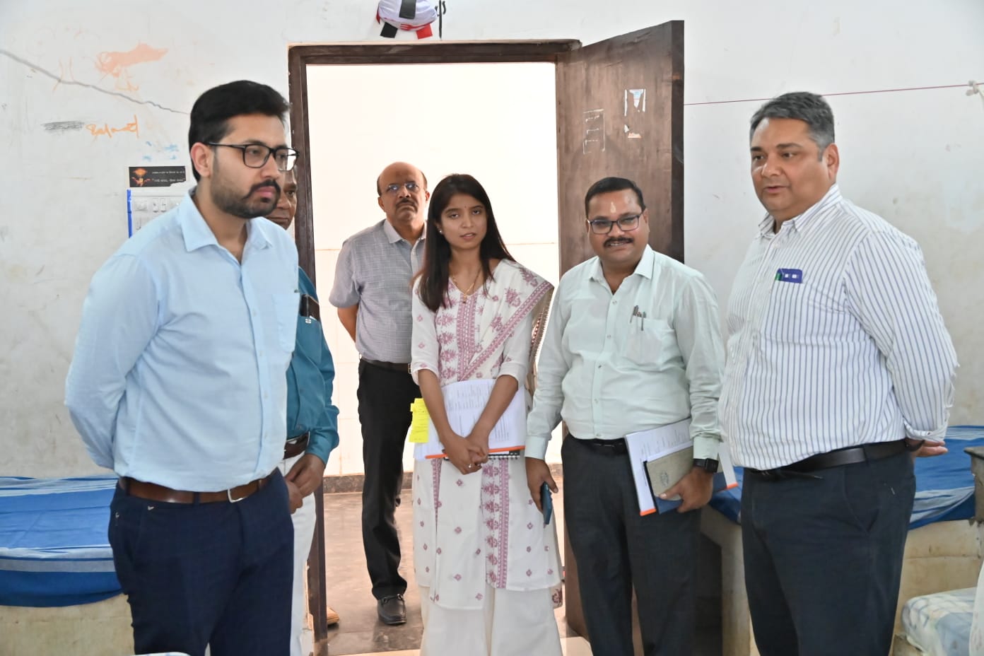 महासमुंद : एकलव्य आवासीय परिसर का भारत सरकार के अधिकारी ने क... - CG Sandesh