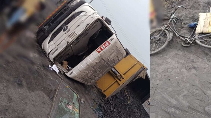 CG: कोयले से भरी तेज रफ्तार ट्रेलर पलटी, चपेट में आए साइकिल सवार की मौके पर दर्दनाक मौत