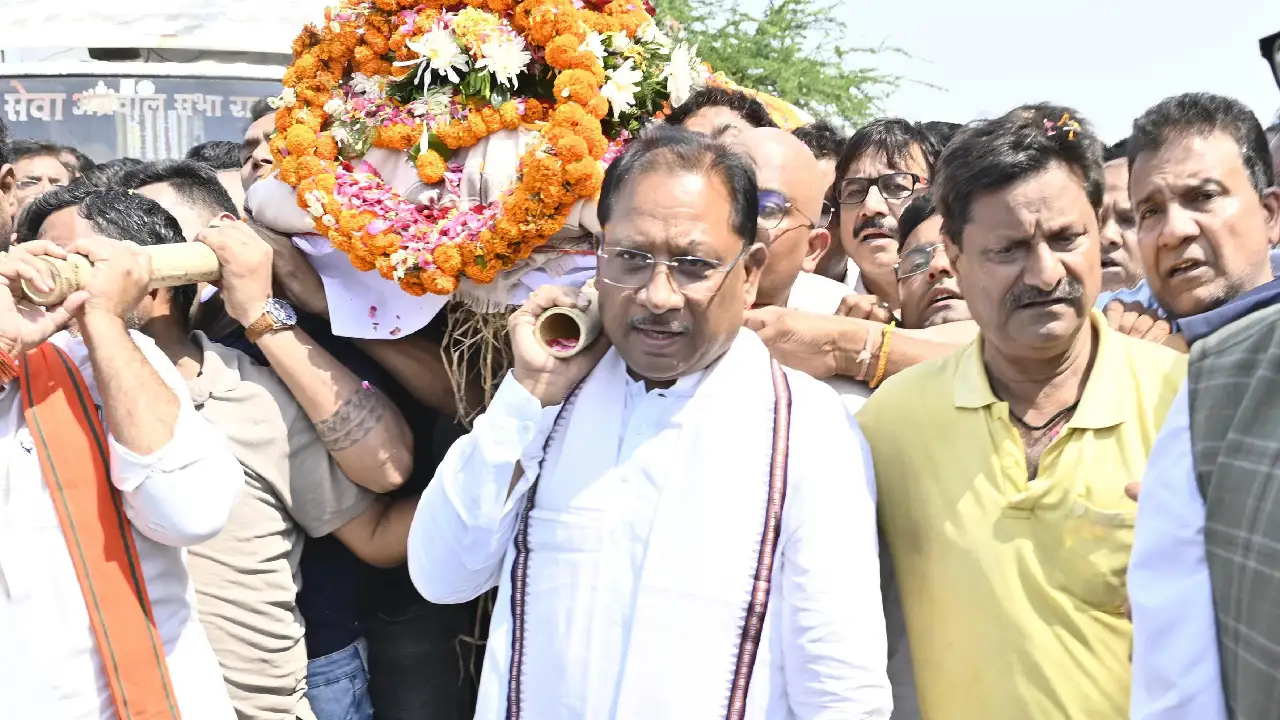 CG : दिनेश  मिरानिया की अंत्येष्टि में  शामिल हुए मुख्यमंत्र... - CG Sandesh
