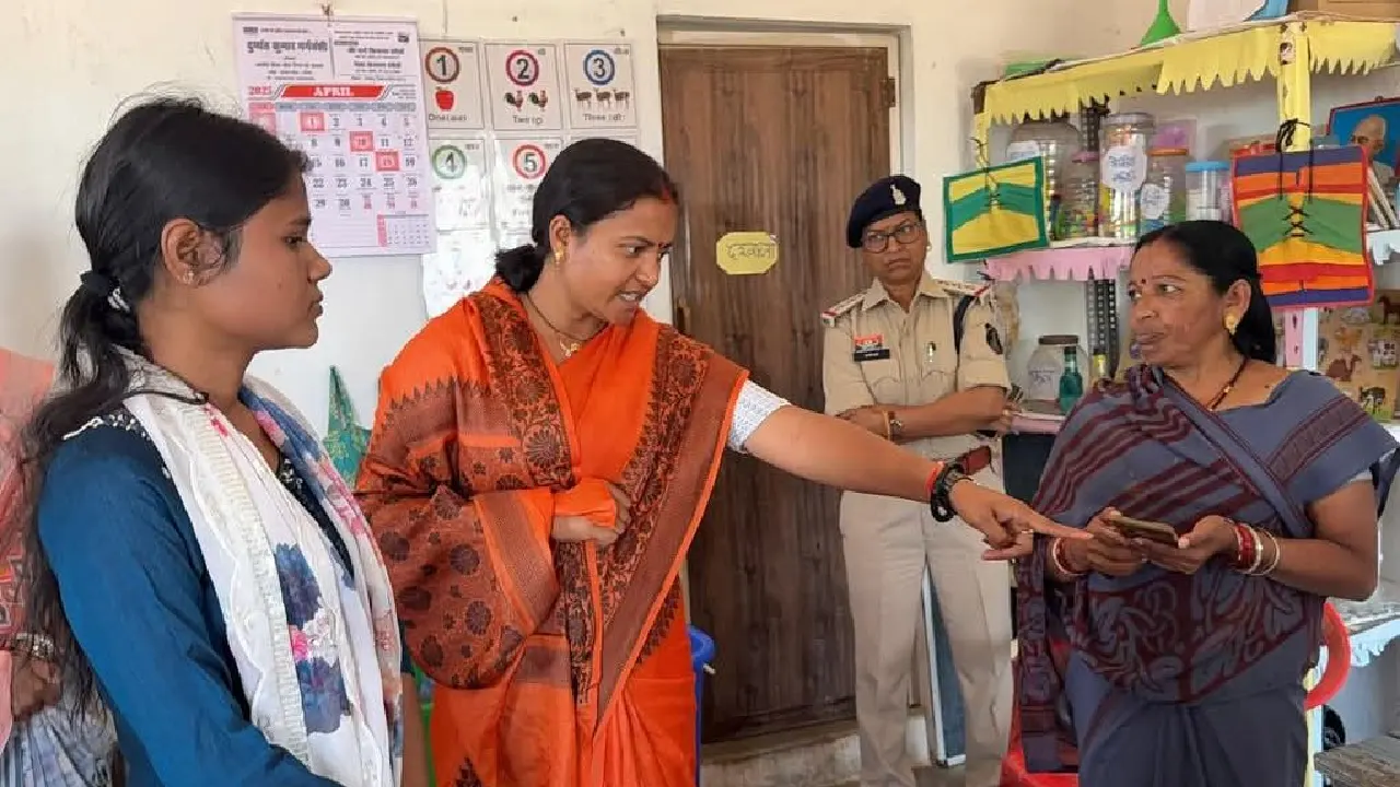 CG : लक्ष्मी राजवाड़े ने आंगनबाड़ी केन्द्रों का किया औचक निरीक... - CG Sandesh