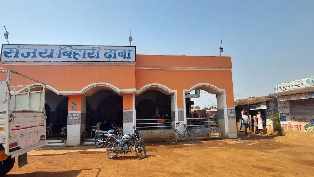 बसना : बिहारी ढाबा के पास कार मोड़ते समय पीकप ने मारी ठोकर, म... - CG Sandesh