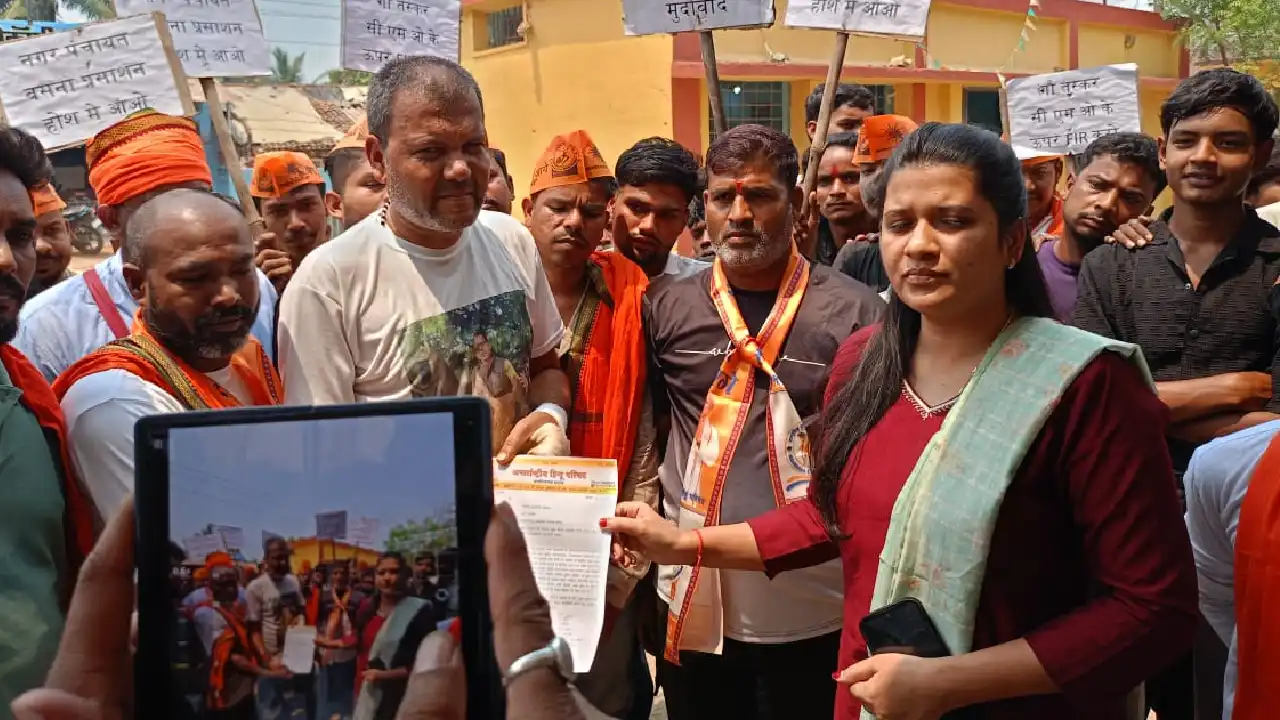 बसना : नगर पंचायत सीएमओ के गिरफ्तारी की मांग, हनुमान जयंती त... - CG Sandesh