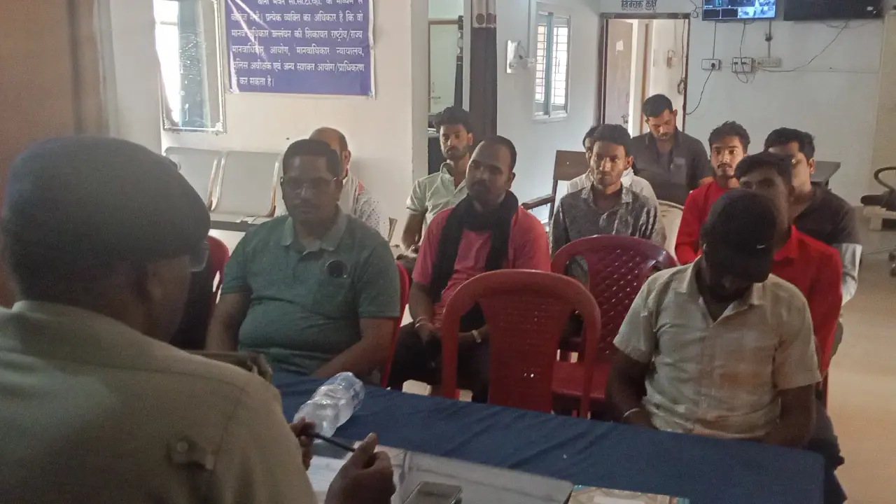 CG : लेमरू थाना में मालवाहक वाहनों में सवारी ढोने पर रोक लगा... - CG Sandesh
