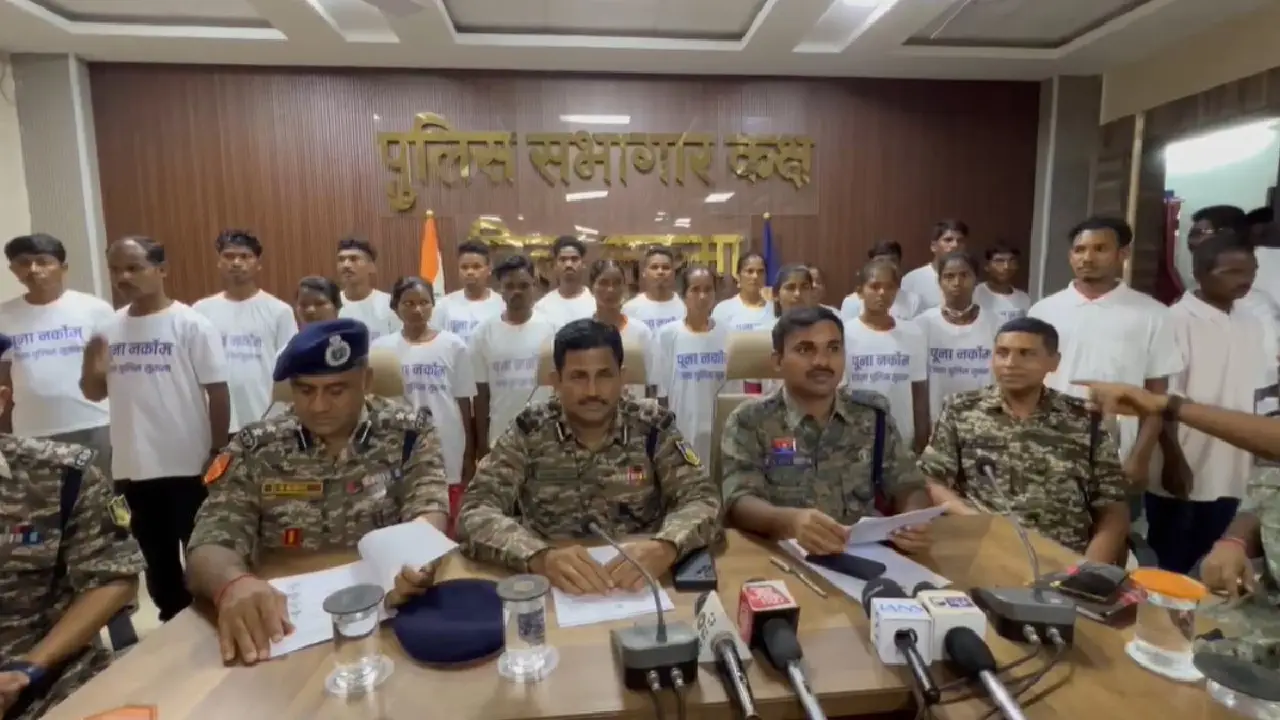 CG: 22 नक्सलियों ने किया आत्मसमर्पण, इनपर 40 लाख का था इनाम. 