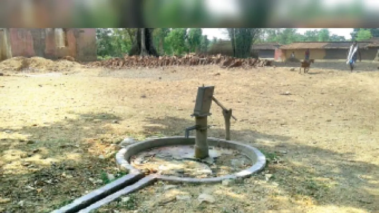 ग्रामीण इलाकों में चलाया जा रहा हैंडपंप एवं सोलर ड्यूल पंप स... - CG Sandesh
