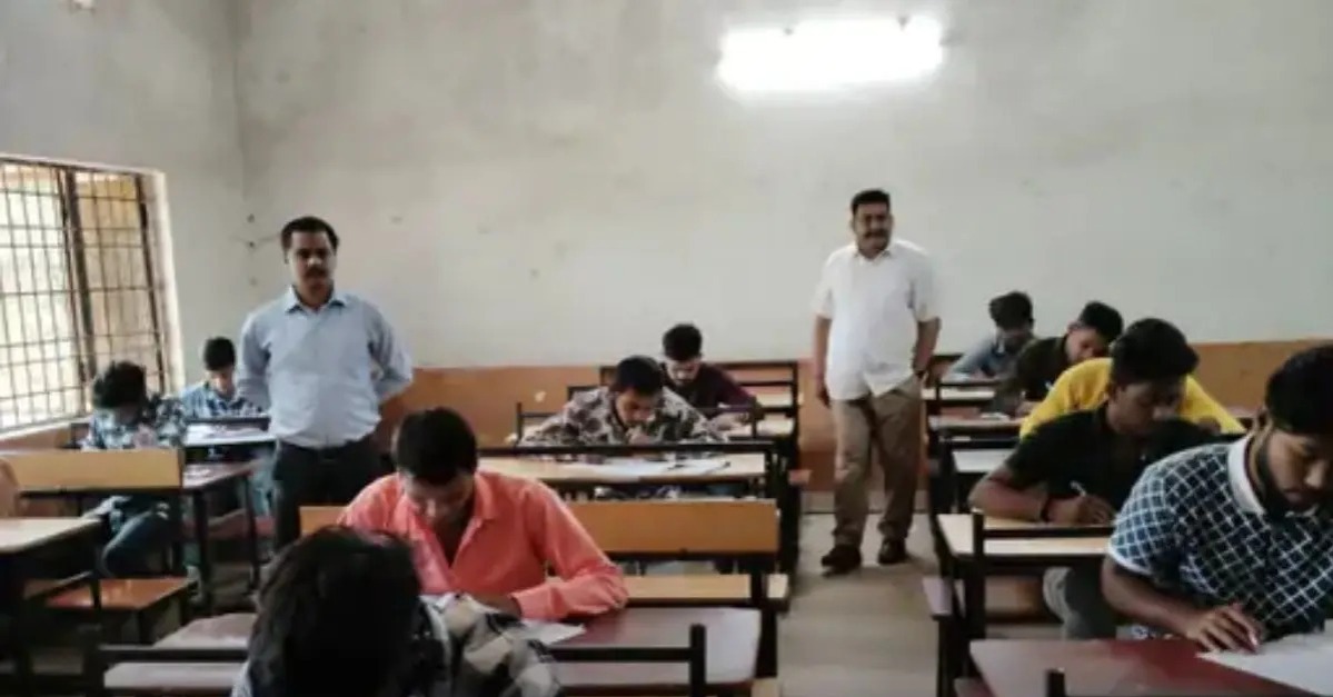 महासमुंद : जब अचानक संयुक्त संचालक और सहायक संचालक ने किया स्कूलों का निरिक्षण, शिक्षकों पर की ताबड़तोड़ कार्रवाई, मचा हड़कंप