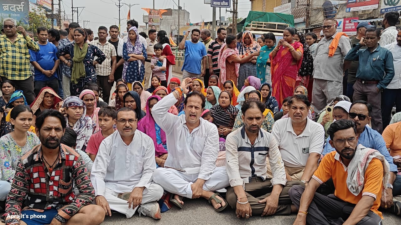 CG : खेलने के दौरान सिवरेज टैंक के गड्ढे में गिरे 3 बच्चे, एक की मौत, स्थानीय लोगों ने नगर निगम के खिलाफ की जमकर नारेबाजी