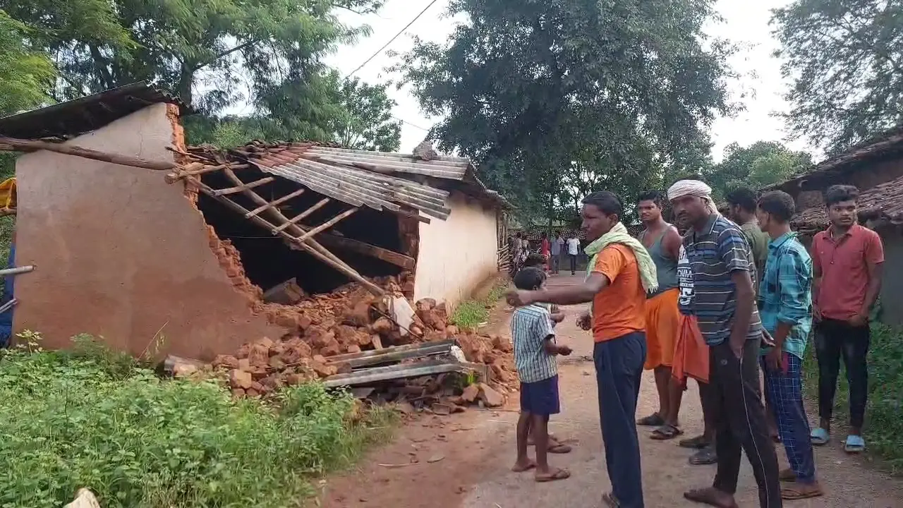 CG: हाथियों ने मचाया उत्पात, 4 मकानों को तोड़ा, घर से भागकर ग्रामीणों ने बचाई जान. 