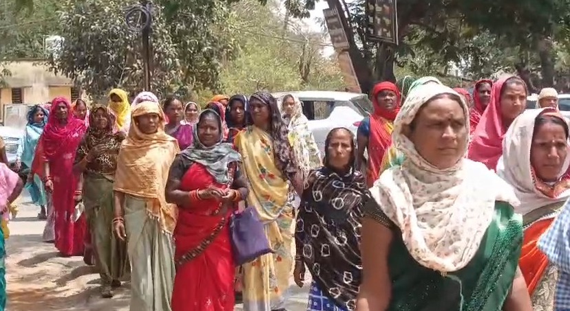 महासमुंद : पीएम आवास की मांग को लेकर कलेक्ट्रेट पहुंचे ग्रामीण