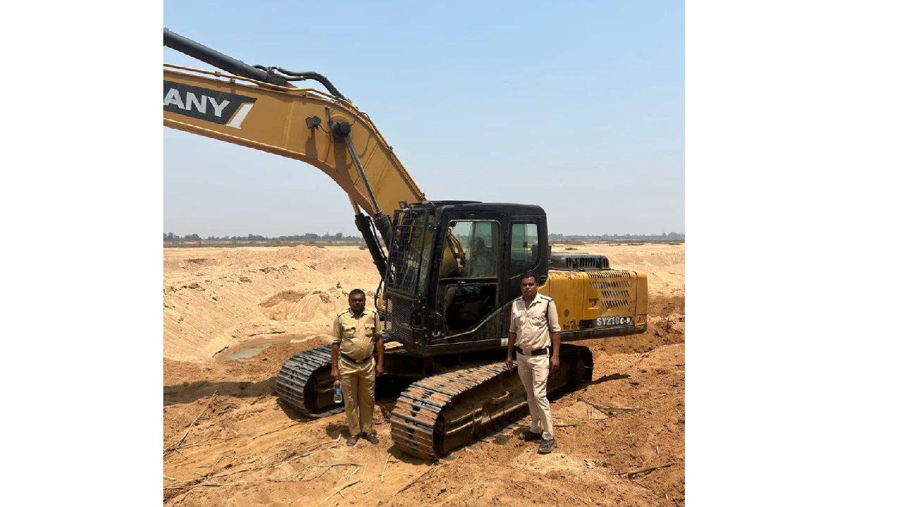 महासमुंद : खनिज विभाग द्वारा अवैध रेत उत्खनन व परिवहन पर कार... - CG Sandesh